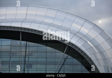 Partielle Dachansicht von The Sage Gateshead an einem bewölkten Tag. Der Salbei befindet sich in Gateshead am Südufer des Flusses Tyne. Stockfoto