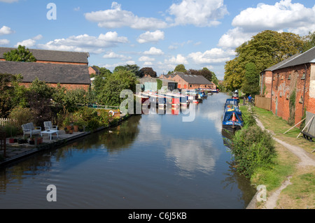 Narrowboats vor Anker auf dem Trent und Mersey Kanal am Shardlow Derbyshire Stockfoto