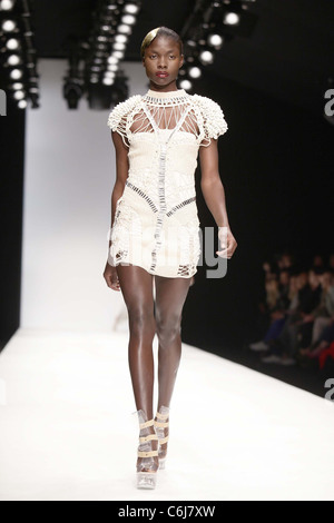 London Fashionweek Herbst/Winter 2010 - Sass-Modell & Bide - Catwalk London, England - 19.02.10 Stockfoto