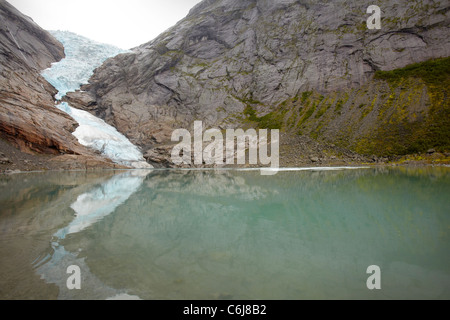 Briksdal Gletscher, Olden Tal, Norwegen, mit der Glazial-See Briksdalbrevatnet im Vordergrund Stockfoto