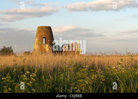 Die Ruinen der St. Benet Abtei und Mühle, Norfolk, England. Stockfoto