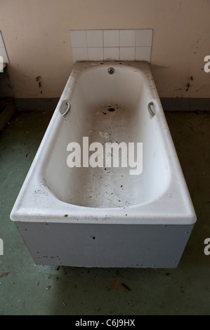 Ausgediente Badewanne in der Irrenanstalt Flügel von einem verlassenen Krankenhaus Stockfoto