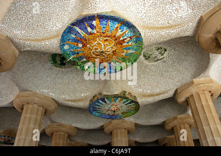 Decke des Raumes von hundert Spalten, Park Güell, Barcelona, Katalonien, Spanien, Westeuropa. Stockfoto