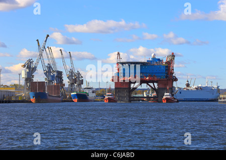 Die Einführung einer Bohranlage in einer Werft für Reparaturen. Foto auf: 12. Oktober 2010 Stockfoto