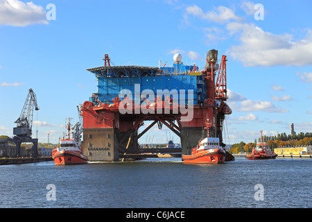 Die Einführung einer Bohranlage in einer Werft für Reparaturen. Foto auf: 12. Oktober 2010 Stockfoto