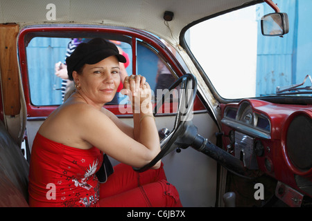 Schöne kubanische Frau Fahrmodell Brown Vintage Pontiac Chieftain Auto 1952, Vinales Innenstadt von Pinar Del Rio, Kuba, Oktober 2010 Stockfoto