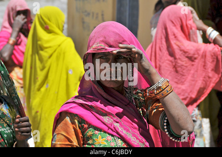 Porträt von Indianerin Aravalli Hills Rajasthan Indien Stockfoto