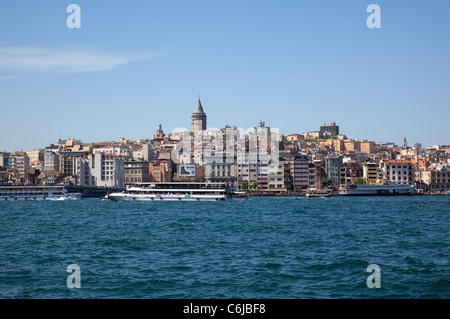 Türkei, Istanbul, Eminonu, Blick über das Goldene Horn in Richtung Galata-Viertel. Stockfoto