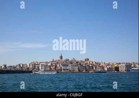 Türkei, Istanbul, Eminonu, Blick über das Goldene Horn in Richtung Galata-Viertel. Stockfoto