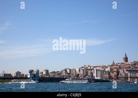 Türkei, Istanbul, Eminonu, Blick über das Goldene Horn in Richtung Galata-Viertel. Stockfoto