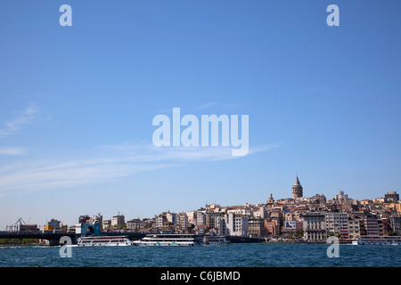 Türkei, Istanbul, Eminonu, Blick über das Goldene Horn in Richtung Galata-Viertel. Stockfoto