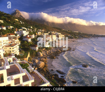 Blick über Clifton Beach mit Luxuswohnungen und Wolke bedeckt zwölf Apostel Stockfoto