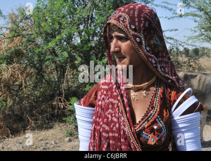 Porträt-Indianerin tragen traditionelle Armbinden Aravalli Hills Rajasthan Indien Stockfoto