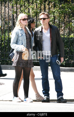 Daniel Craig und Freundin Satsuki Mitchell genießen das sonnige Frühlingswetter in West Village in Manhattan mit einem Freund neu Stockfoto