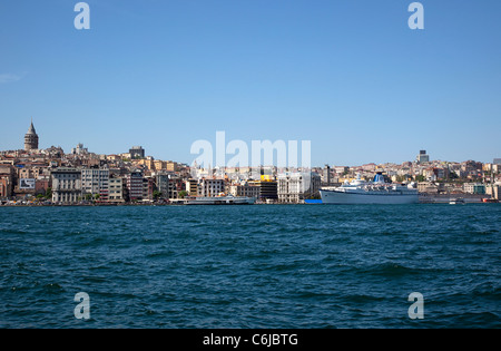 Türkei, Istanbul, Eminonu, Blick über das Goldene Horn in Richtung Galata-Viertel. Stockfoto