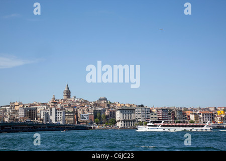 Türkei, Istanbul, Eminonu, Blick über das Goldene Horn in Richtung Galata-Viertel. Stockfoto