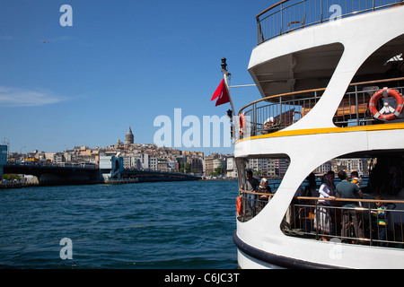 Türkei, Istanbul, Eminonu, Blick über das Goldene Horn in Richtung Galata-Viertel. Stockfoto