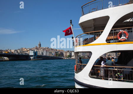 Türkei, Istanbul, Eminonu, Blick über das Goldene Horn in Richtung Galata-Viertel. Stockfoto