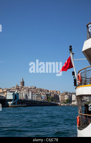 Türkei, Istanbul, Eminonu, Blick über das Goldene Horn in Richtung Galata-Viertel. Stockfoto