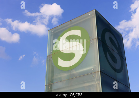 Eine S-Bahn Station Schild am Potsdamer Platz - Berlin, Deutschland. Stockfoto