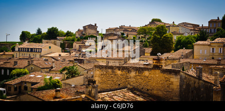 Ein Kreuz auf den Dächern in Saint Emilion, Frankreich Stockfoto