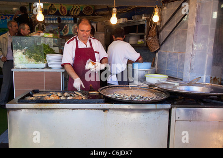 Türkei, Istanbul, Karakoy, Galata Fischmarkt, stall mit gebratenen Fischsnacks. Stockfoto