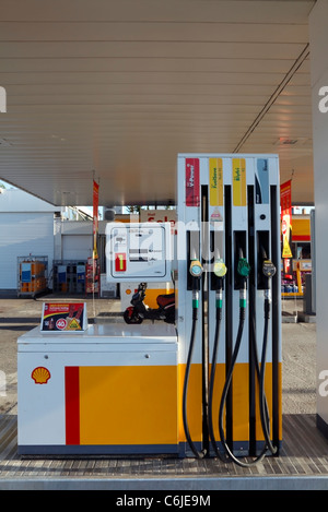 Zapfsäule an Shell-Tankstelle in Kopenhagen - an der Ecke der Hellerupvej und Lyngbyvej in Hellerup Stockfoto