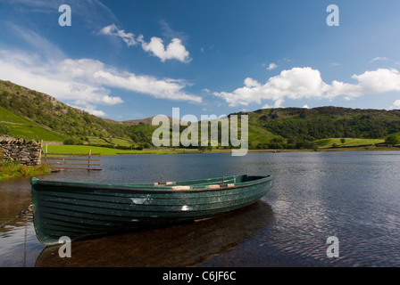 Ruderboot auf Watendlath Tarn, Nationalpark Lake District, Cumbria, England. Stockfoto