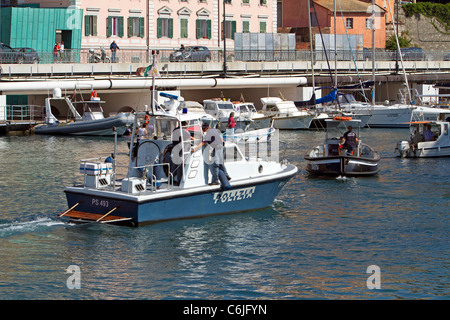 Savona Italien Autobahn, Straßen- und Verkehrsbedingungen entlang der Ufer und Küste mit Marina mit Segelbooten, Angelboote/Fischerboote und Yachten. Stockfoto