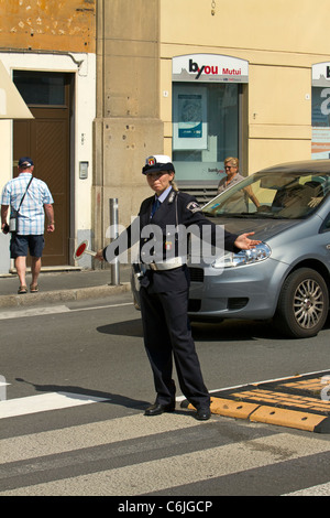 Savona Italien Autobahn, Straßen- und Verkehrsbedingungen entlang der Ufer und Küste, leitet eine uniformierte Polizistin Fuß und Fahrzeugverkehr. Stockfoto