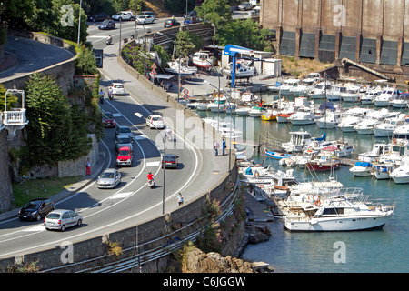 Savona Italien Autobahn, Straßen- und Verkehrsbedingungen entlang der Ufer und Küste mit Marina mit Segelbooten, Angelboote/Fischerboote und Yachten. Stockfoto