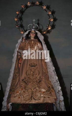 Eiche geschnitzt Bild Jungfrau Maria mit Kind, gold Roben, beleuchtet Halo, Innenraum Kirche Jungfrau von Carrodilla, Mendoza, Argentinien Stockfoto