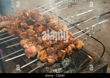 Appetitlich Schaschlik auf Metall Spieße Stockfoto