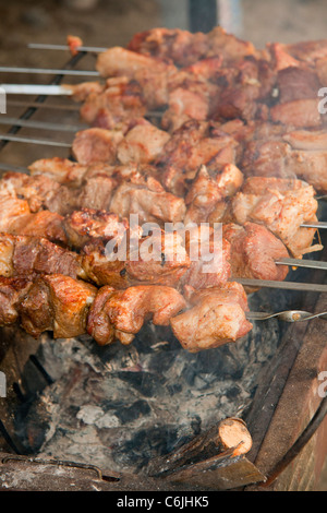 Appetitlich Schaschlik auf Metall Spieße Stockfoto