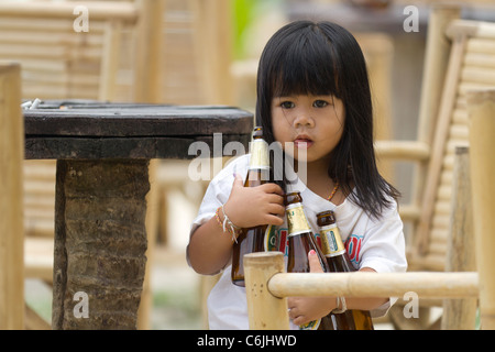 kleine Asiatin mit Bier Flaschen, ko Phangan, thailand Stockfoto