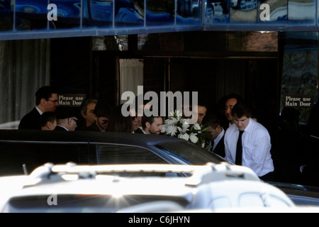 Trauernden Besuchen Die Privaten Trauerfeier Fur Corey Haim An Steeles Memorial Chapel Thornhill Kanada 16 03 10 Dominic Chan Stockfotografie Alamy