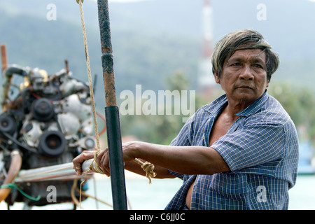 asiatischer Mann lange tailed Boot in Thailand fahren Stockfoto