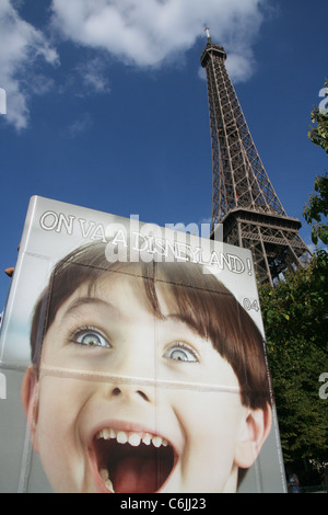 Bus mit Disneyland Anzeige durch den Eiffelturm in Paris Frankreich Stockfoto