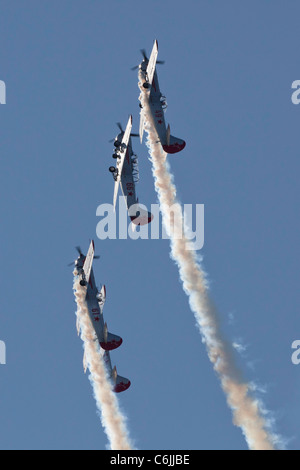 Yakovlevs Kunstflug Team Overhead Shoreham Flugplatz in 2011 Stockfoto