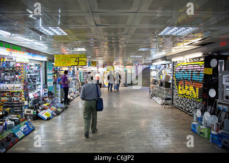 Türkei, Istanbul, Karakoy, Galata, elektrische speichert in Unterführung. Stockfoto