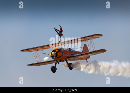 Die Breitling Wingwalking Team Overhead Shoreham Flugplatz Stockfoto