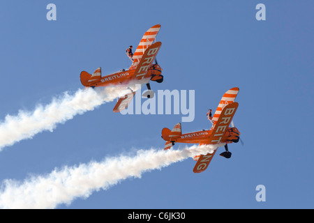 Die Breitling Wingwalking Team Overhead Shoreham Flugplatz Stockfoto