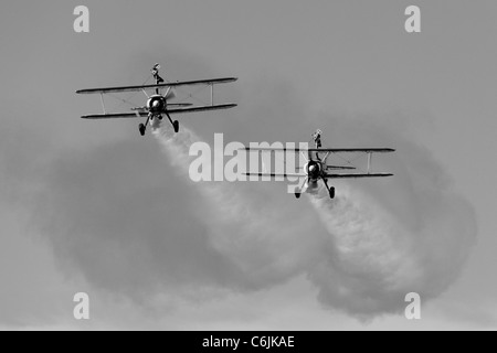 Die Breitling Wingwalking Team Overhead Shoreham Flugplatz Stockfoto