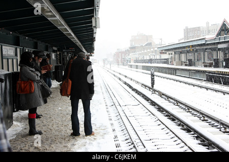 Atmosphäre-Pendler warten auf die u-Bahn am Marcy Avenue in Williamsburg, Brooklyn, New York am 26. Februar 2010. Neu Stockfoto