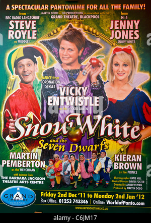 Schauspieler & Schauspielerinnen   The Cast der Pantomime 'Snow White' & die sieben Zwerge, Grand Theatre, Blackpool, Lancashire, UK Stockfoto