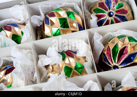 Weihnachtsschmuck in einer Box. Mundgeblasene Glaskugeln in Farben rot blau grün und gold Stockfoto