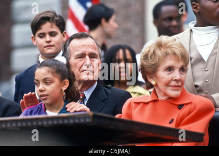 Der ehemalige Präsident George Bush mit Nancy Reagan auf dem Gipfel des Präsidenten für die Zukunft Amerikas in Philadelphia, PA. Stockfoto