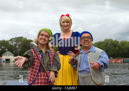 Jenny Jones, Jamie John, Albert Wilkinson Die Besetzung der jetzt Weiß' & die Sieben Zwerg Zwerge, Grand Theatre, Blackpool, Lancashire, Großbritannien Stockfoto