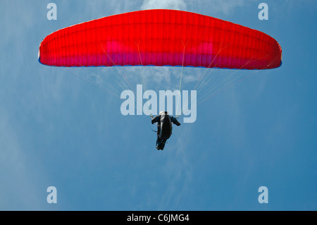 Hängegleiter gegen klarer blauen Himmel über der englischen Südküste Stockfoto