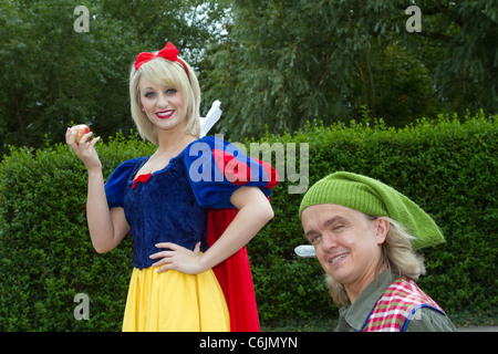 Jenny Jones Schauspieler und Schauspielerinnen Die Besetzung der jetzt Weiß' & die Sieben Zwerg Zwerge, Grand Theatre, Blackpool, Lancashire, Großbritannien Stockfoto